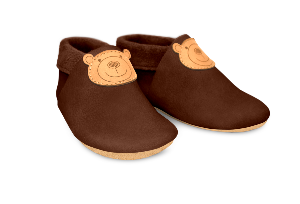 Krabbelschuhe Bär in Brownie, Paar schräg von vorn