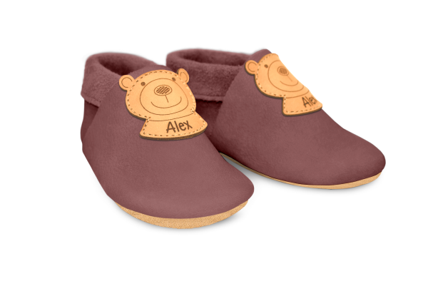 Krabbelschuhe Bär mit Namen in Campi, Paar schräg von vorn