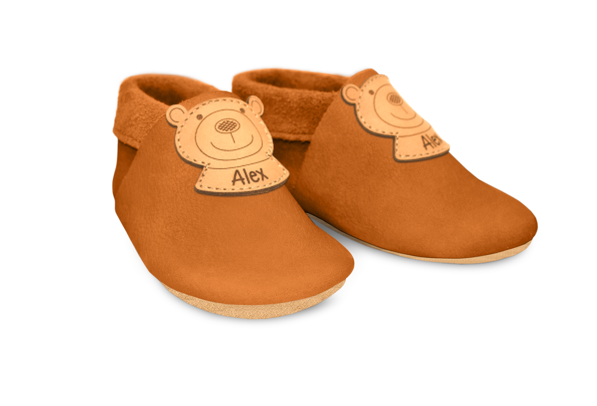 Krabbelschuhe Bär mit Namen in Nugat, Paar schräg von vorn