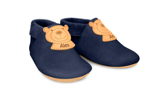 Krabbelschuhe Bär mit Namen in Ocean, Paar schräg von vorn