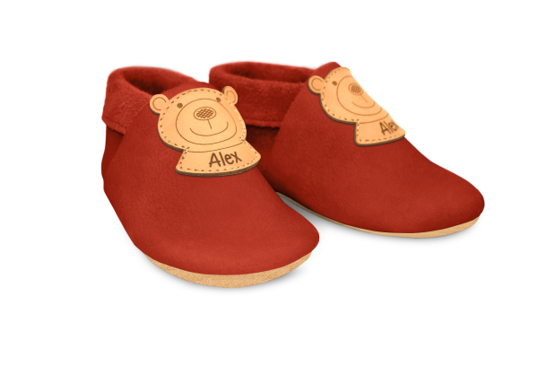 Krabbelschuhe Bär mit Namen in Rosty, Paar schräg von vorn