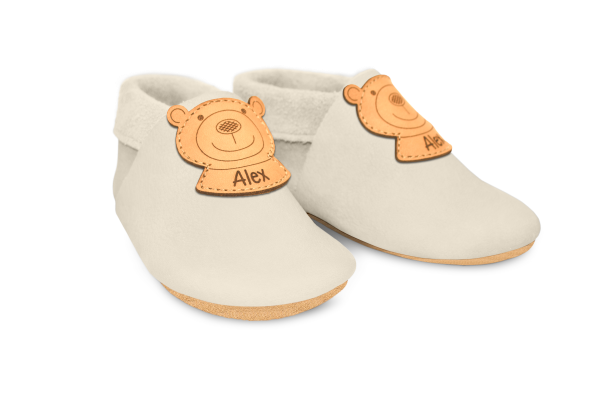 Krabbelschuhe Bär mit Namen in Tara, Paar schräg von vorn