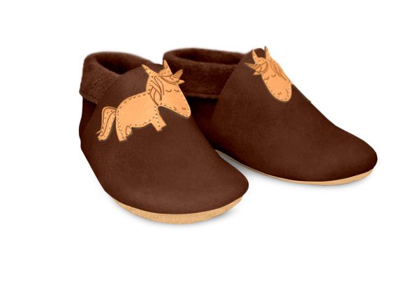 Krabbelschuhe Einhorn in Brownie, Paar schräg von vorn