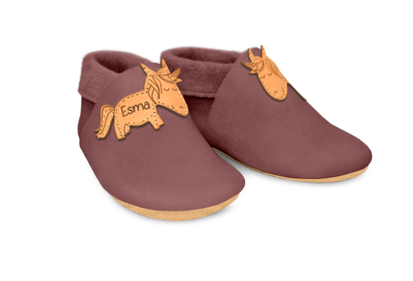 Krabbelschuhe Einhorn mit Namen in Campi, Paar schräg von vorn