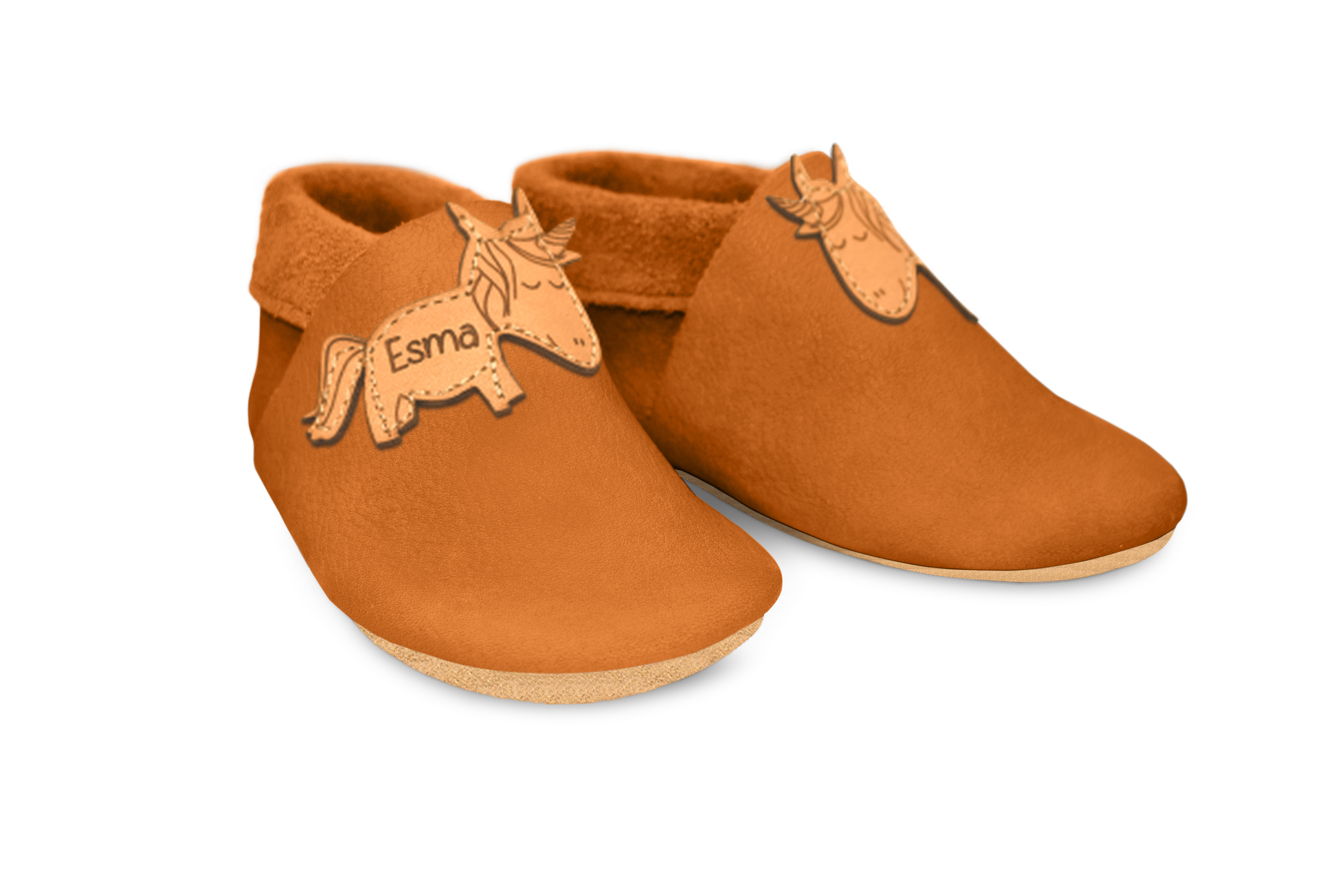 Krabbelschuhe Einhorn mit Namen in Nugat, Paar schräg von vorn