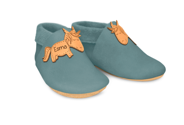 Krabbelschuhe Einhorn mit Namen in Palma, Paar schräg von vorn