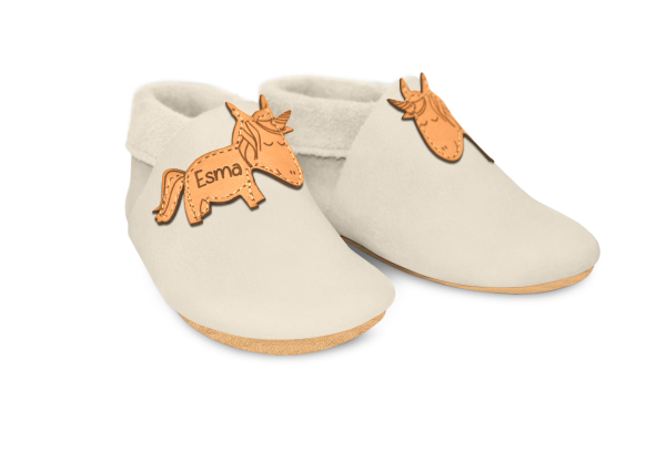 Krabbelschuhe Einhorn mit Namen in Tara, Paar schräg von vorn