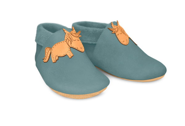 Krabbelschuhe Einhorn in Palma, Paar schräg von vorn