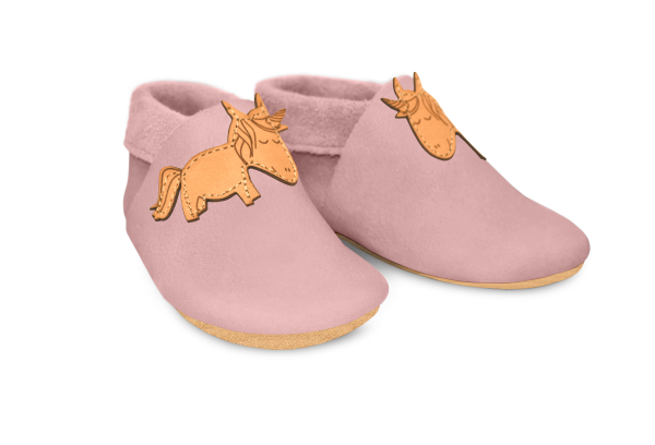 Krabbelschuhe Einhorn in Rosa, Paar schräg von vorn