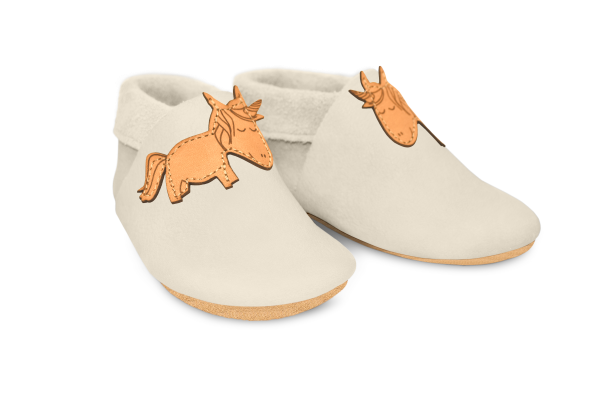 Krabbelschuhe Einhorn in Tara, Paar schräg von vorn