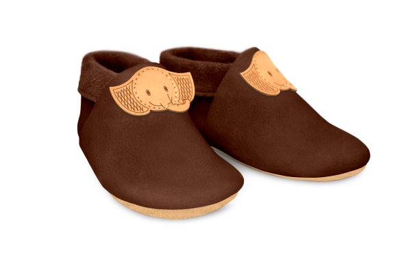 Krabbelschuhe Elefant in Brownie, Paar schräg von vorn