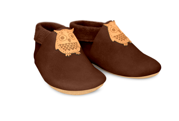 Krabbelschuhe Eule in Brownie, Paar schräg von vorn