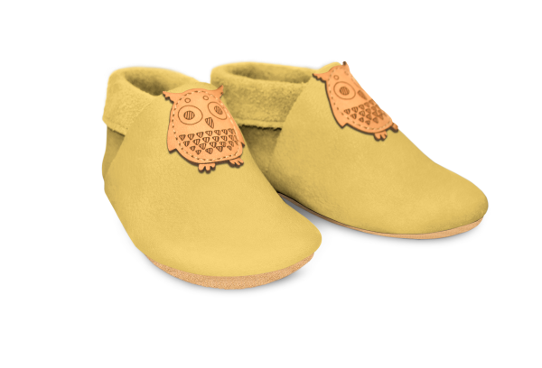 Krabbelschuhe Eule in Kiwi Gold, Paar schräg von vorn