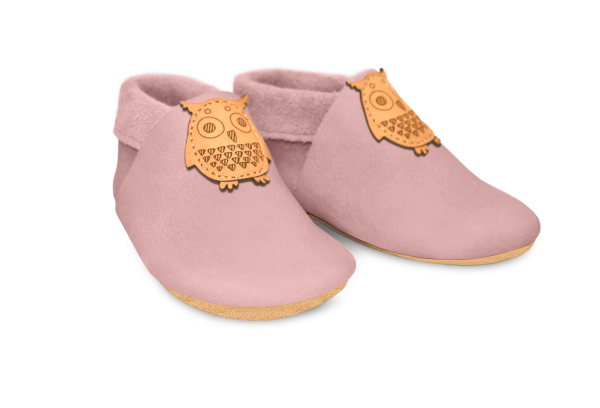 Krabbelschuhe Eule in Rosa, Paar schräg von vorn
