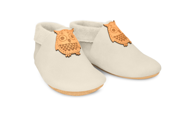 Krabbelschuhe Eule in Tara, Paar schräg von vorn