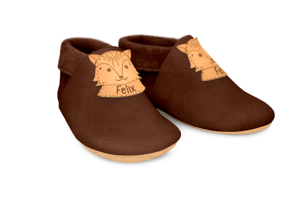 Krabbelschuhe Fuchs mit Namen in Brownie, Paar schräg von vorn