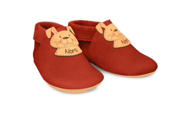 Krabbelschuhe Hase mit Namen in Rosty, Paar schräg von vorn
