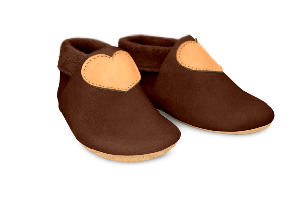 Krabbelschuhe Herz in Brownie, Paar schräg von vorn