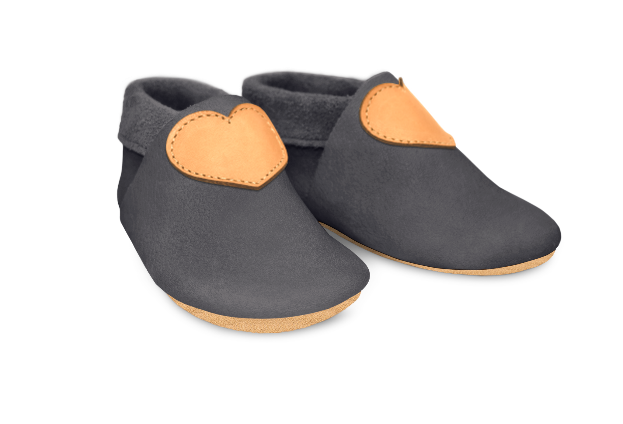 Krabbelschuhe Herz in Mausgrau, Paar schräg von vorn