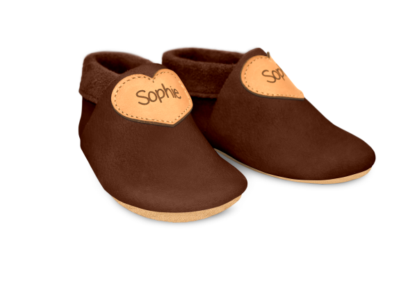 Krabbelschuhe Herz mit Namen in Brownie, Paar schräg von vorn
