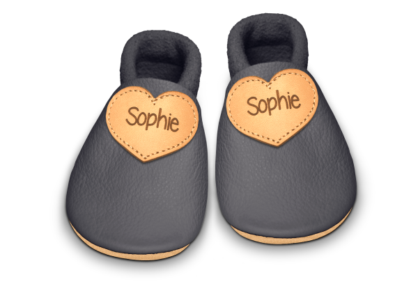 Krabbelschuhe Herz mit Namen in Mausgrau, Paar von oben