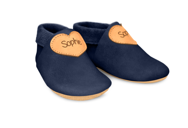 Krabbelschuhe Herz mit Namen in Ocean, Paar schräg von vorn