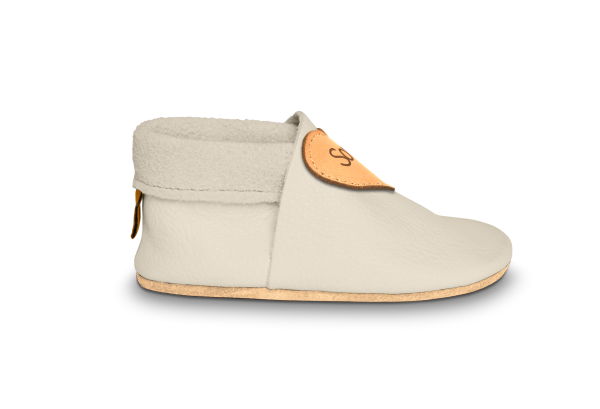 Krabbelschuhe Herz mit Namen in Tara, Seitenansicht