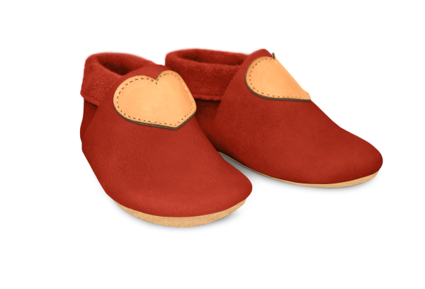 Krabbelschuhe Herz in Rosty, Paar schräg von vorn