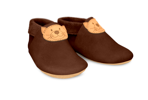 Krabbelschuhe Katze in Brownie, Paar schräg von vorn