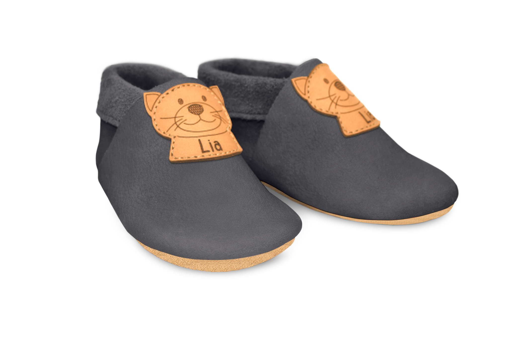 Krabbelschuhe Katze mit Namen in Mausgrau, Paar schräg von vorn