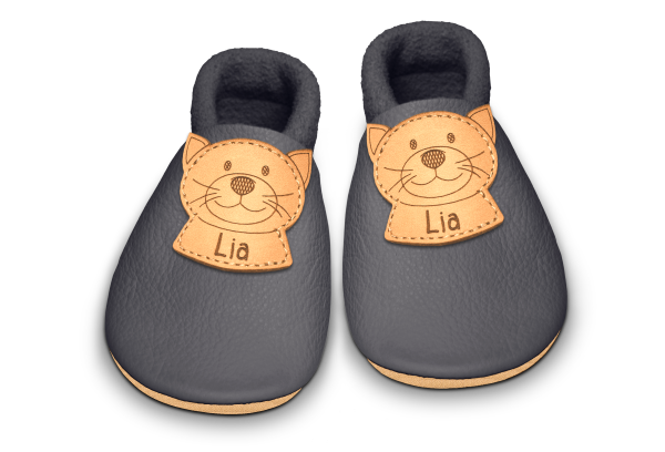 Krabbelschuhe Katze mit Namen in Mausgrau, Paar von oben