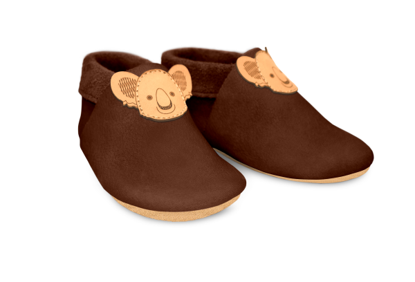 Krabbelschuhe Koala in Brownie, Paar schräg von vorn