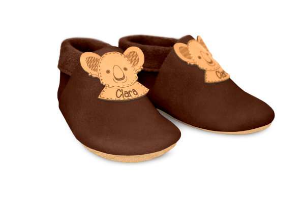 Krabbelschuhe Koala mit Namen in Brownie, Paar schräg von vorn