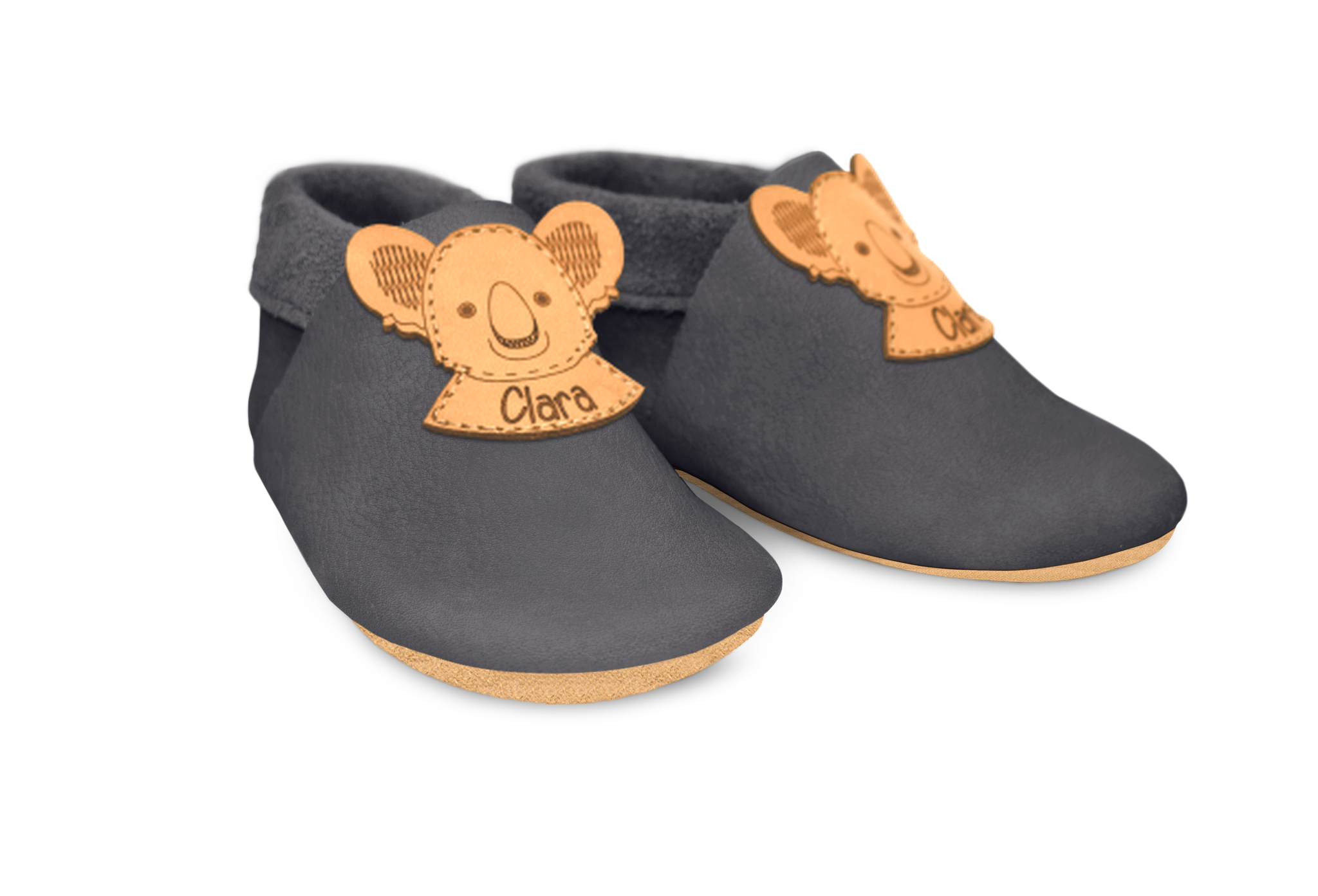 Krabbelschuhe Koala mit Namen in Mausgrau, Paar schräg von vorn