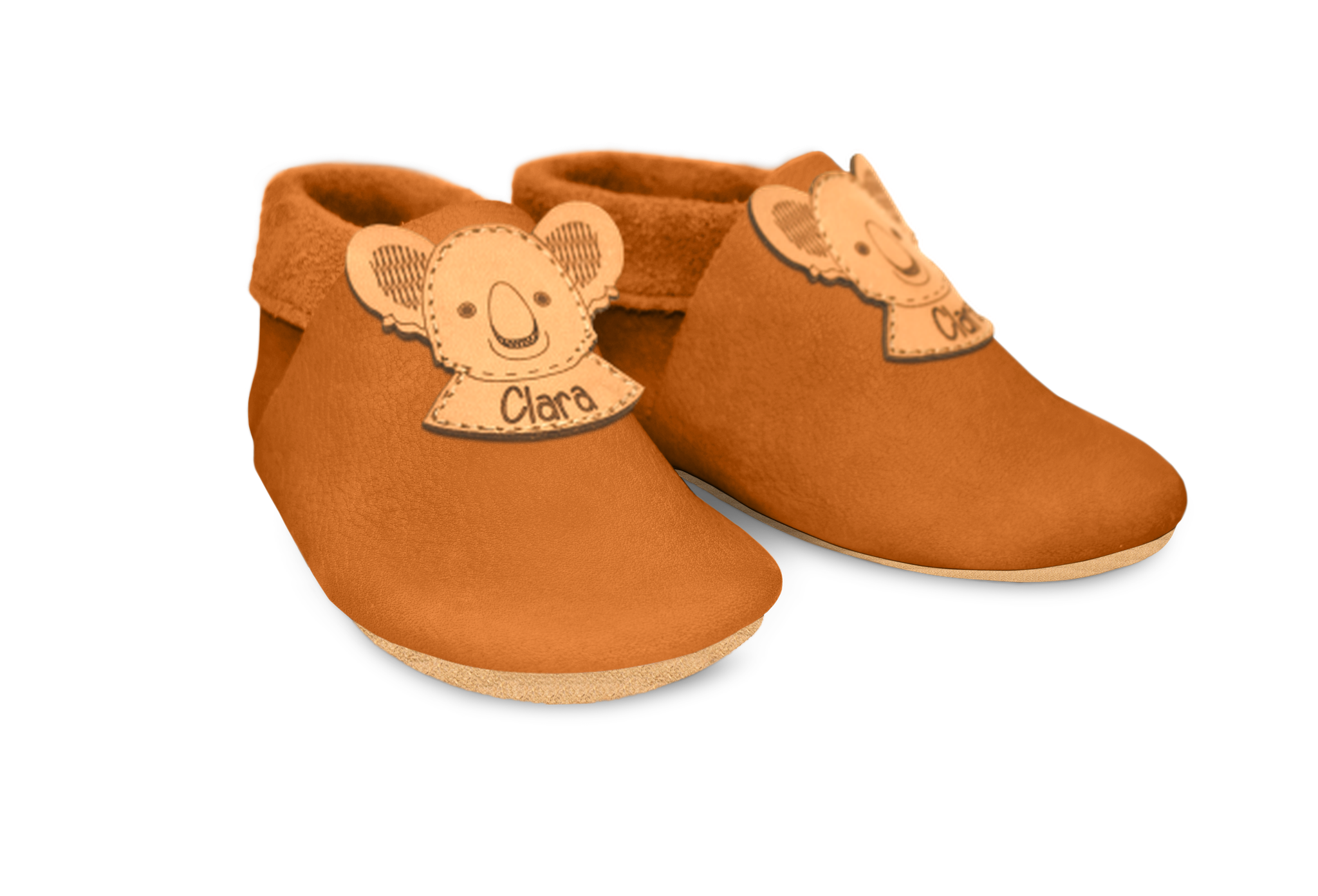 Krabbelschuhe Koala mit Namen in Nugat, Paar schräg von vorn