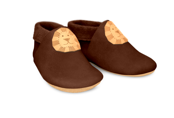 Krabbelschuhe Löwe in Brownie, Paar schräg von vorn