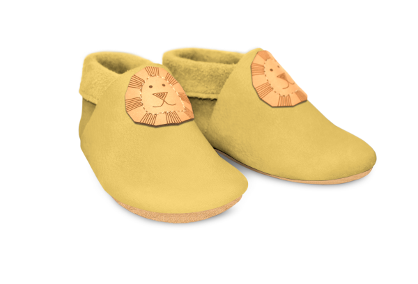 Krabbelschuhe Löwe in Kiwi Gold, Paar schräg von vorn