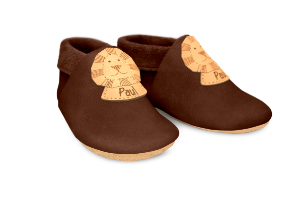 Krabbelschuhe Löwe mit Namen in Brownie, Paar schräg von vorn
