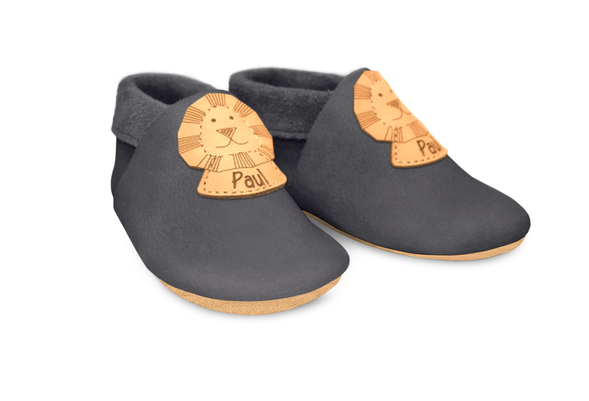Krabbelschuhe Löwe mit Namen in Mausgrau, Paar schräg von vorn