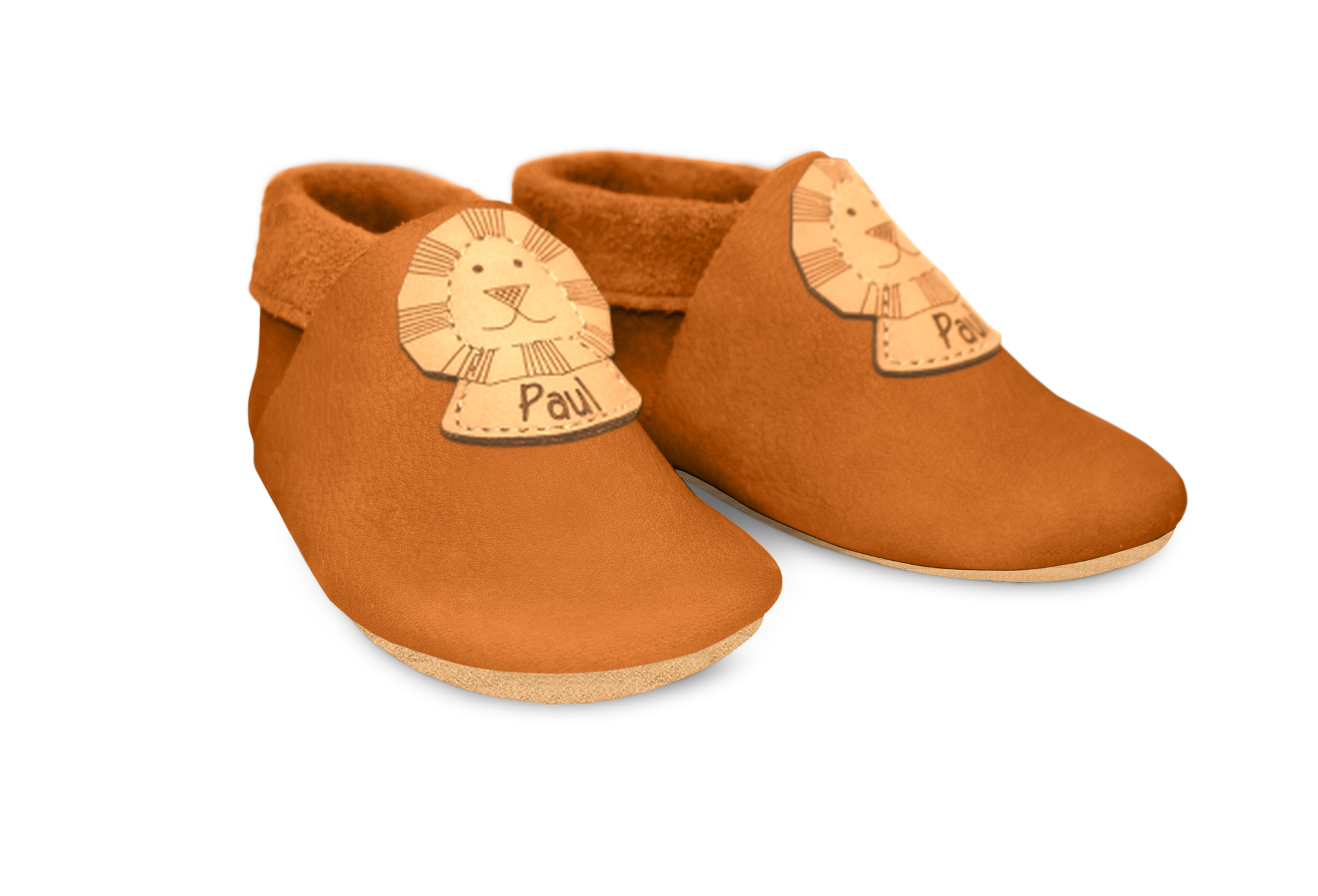 Krabbelschuhe Löwe mit Namen in Nugat, Paar schräg von vorn