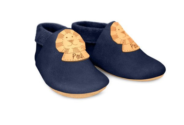 Krabbelschuhe Löwe mit Namen in Ocean, Paar schräg von vorn