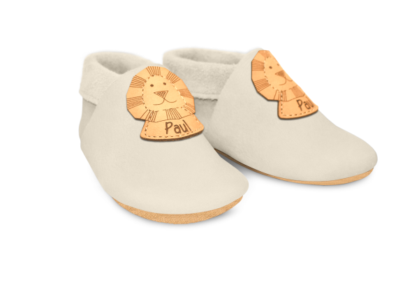 Krabbelschuhe Löwe mit Namen in Tara, Paar schräg von vorn
