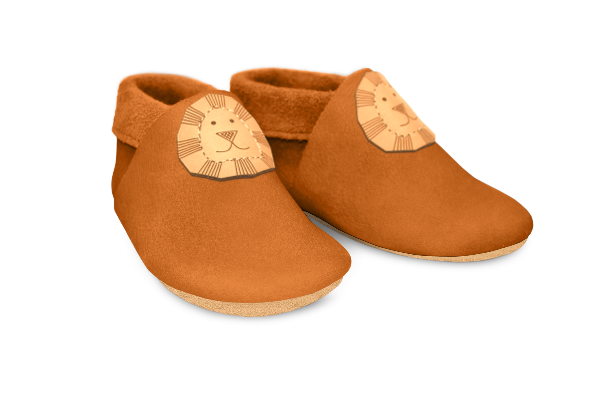 Krabbelschuhe Löwe in Nugat, Paar schräg von vorn