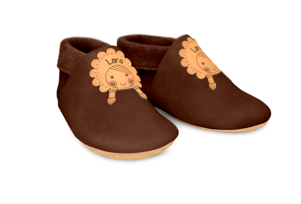 Krabbelschuhe Mädchen mit Namen in Brownie, Paar schräg von vorn