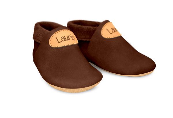 Krabbelschuhe mit Namen in Brownie, Paar schräg von vorn