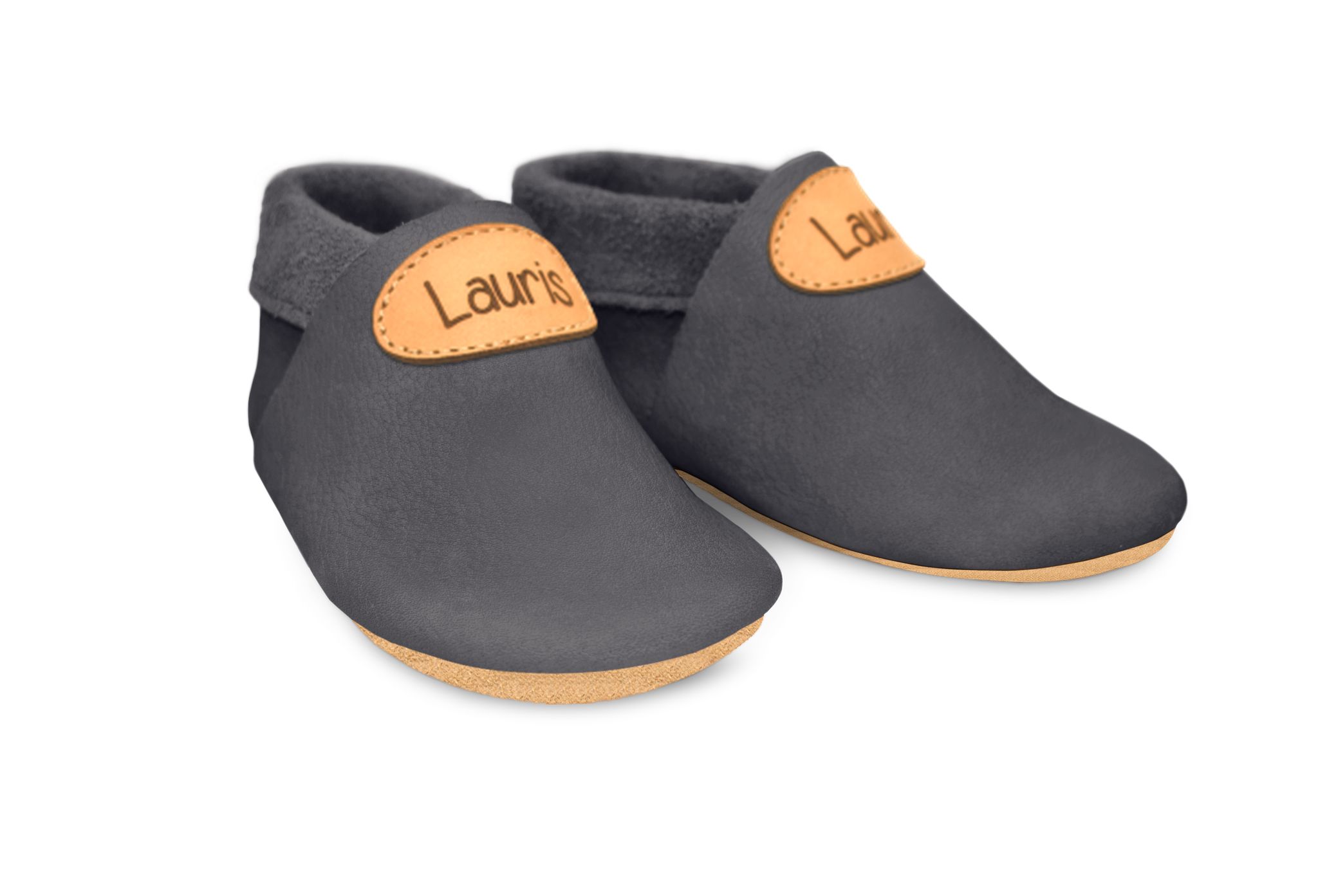 Krabbelschuhe mit Namen in Mausgrau, Paar schräg von vorn