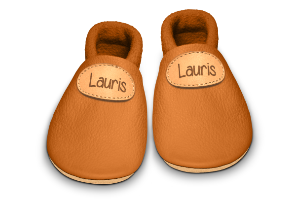 Krabbelschuhe mit Namen in Nugat, Paar von oben