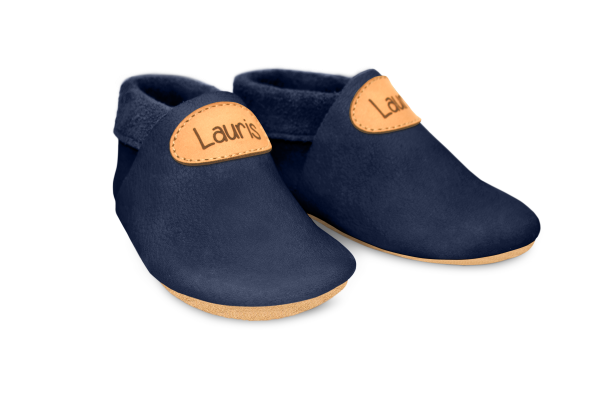 Krabbelschuhe mit Namen in Ocean, Paar schräg von vorn