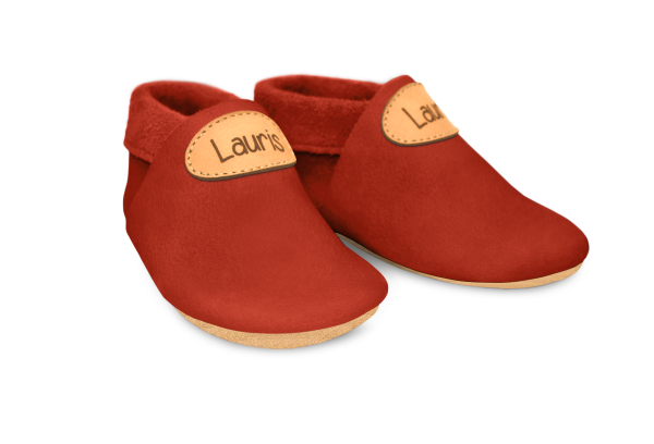 Krabbelschuhe mit Namen in Rosty, Paar schräg von vorn