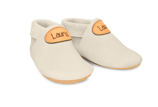 Krabbelschuhe mit Namen in Tara, Paar schräg von vorn